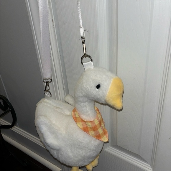 POCKETBOOK GOOSE TO HOLDS CHILDS TREASURES 12”H ZIPPER ADJUSTABLE STRAP - Picture 2 of 14